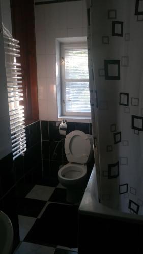 Apartment with courtyard - image 6