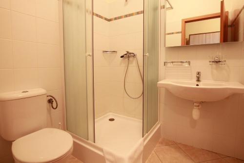 ห้องน้ำ, Hotel U Divadla in ใจกลางเมืองสนอยมอ