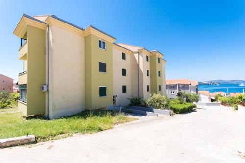 Two-Bedroom Apartment in Okrug Gornji IV - image 4