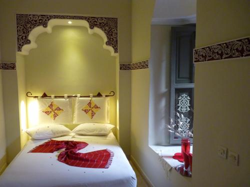 Dar Andamaure Stop at Dar Andamaure to discover the wonders of Marrakech. Featuring a complete list of amenities, guests will find their stay at the property a comfortable one. To be found at the hotel are free Wi-