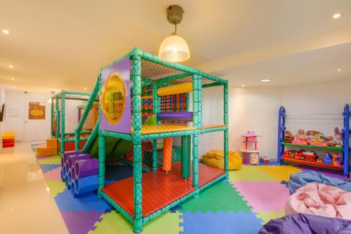 놀이터, Wish Serrano Resort in 그라마두