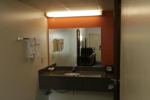 Theroff's Motel Room Type - Queen Room