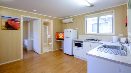 Kitchen, Australind Holiday Park in Australind
