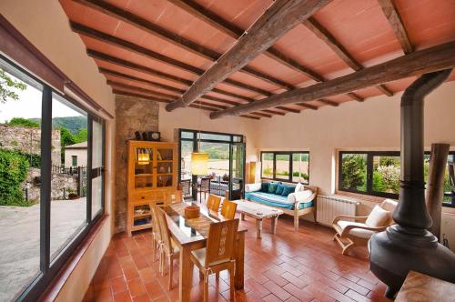 2 bedrooms, 5 beds