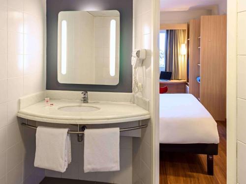 ibis Piracicaba Ibis Piracicaba is conveniently located in the popular Piracicaba area. The property offers a high standard of service and amenities to suit the individual needs of all travelers. Service-minded staff