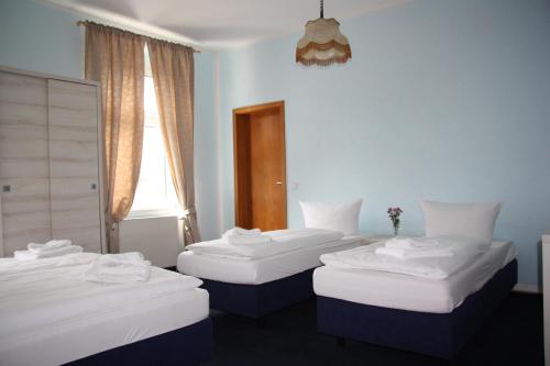 1 queen bed, 2 twin beds