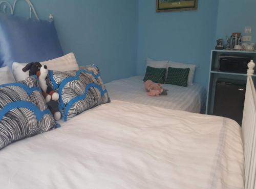 1 king bed, 1 sofa bed
