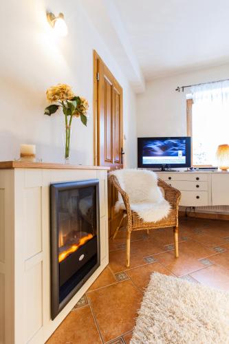 Two-Bedroom Apartment with Mountain View