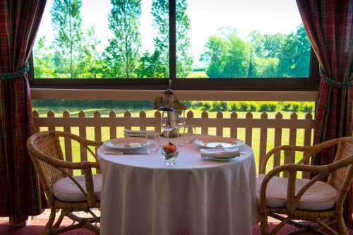 Rõdu/terrass, Chateau de la Rapee Hotel restaurant in Bazincourt-sur-Epte
