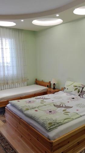1 double bed, 1 twin bed