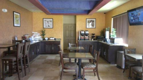 Pearsall Inn and Suites 2