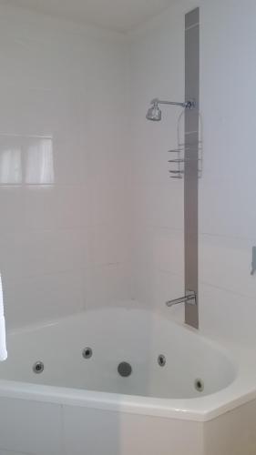Studio with Spa Bath image 2