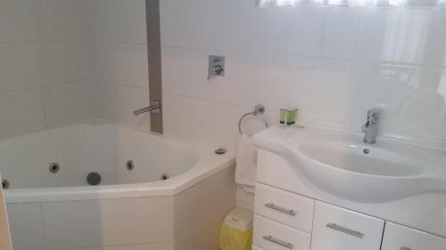 Studio with Spa Bath image 3