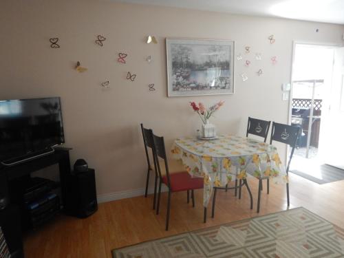 Restaurante, Clean and Quiet 2 bdr 2 bthr private entrance entire guests suite near Coquitlam Center mall and sky in Coquitlam (BC)