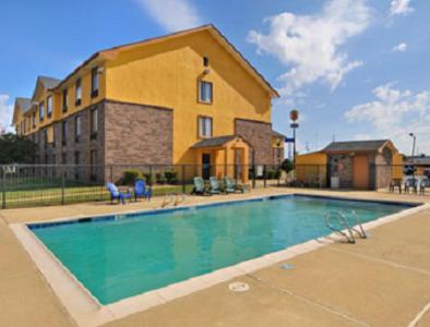 Super 8 by Wyndham Texarkana AR - image 5