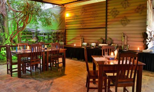 Restaurant, Thebe River Safaris in Chobe