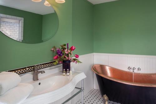 Yale Manor B&B & Yurt Glamping - main image