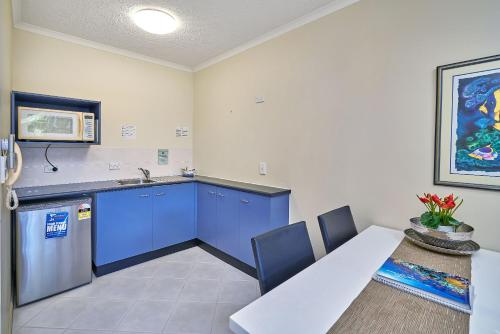 One-Bedroom Apartment with Kitchenette image 4