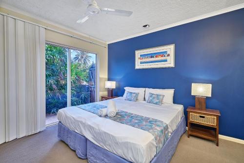 One-Bedroom Apartment with Kitchenette image 3
