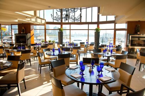 ห้องอาหาร, โรงแรมแกรนวิลล์ ไอส์แลนด์ (Granville Island Hotel) near แกรนวิลล์ ไอส์แลนด์