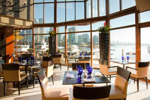 ห้องอาหาร, โรงแรมแกรนวิลล์ ไอส์แลนด์ (Granville Island Hotel) near แกรนวิลล์ ไอส์แลนด์