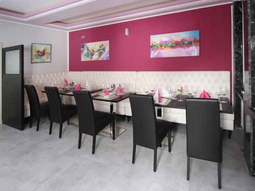 Hotel Sophia Ideally located in the Warendorf area, Hotel Sophia promises a relaxing and wonderful visit. The property offers guests a range of services and amenities designed to provide comfort and convenience. S