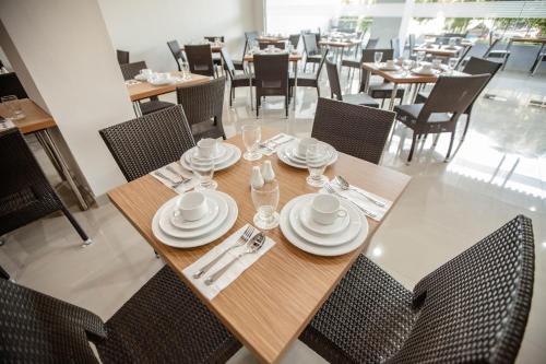 ウィズ プライム ホテル スディルマン マカッサル (Whiz Prime Hotel Sudirman Makassar) in マカッサル