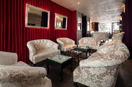 Shared lounge/TV area, Madame Vacances Hotel & Spa Le Mottaret in Meribel
