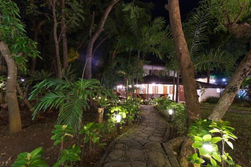 The Strand Boutique Resort - 정원