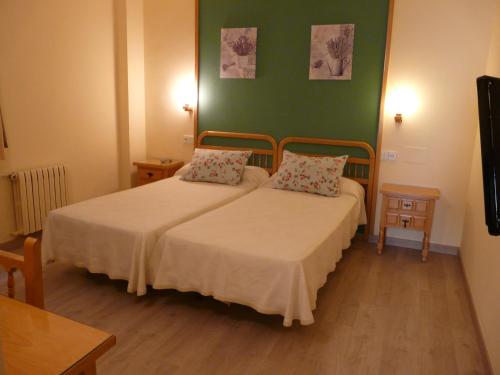 1 double bed, 2 twin beds