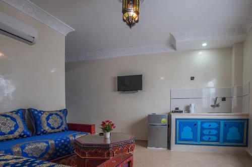 Double Room with Patio image 8