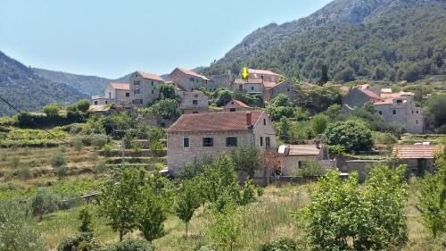  Pitve stone house with terrace&private parking, Pension in Pitve