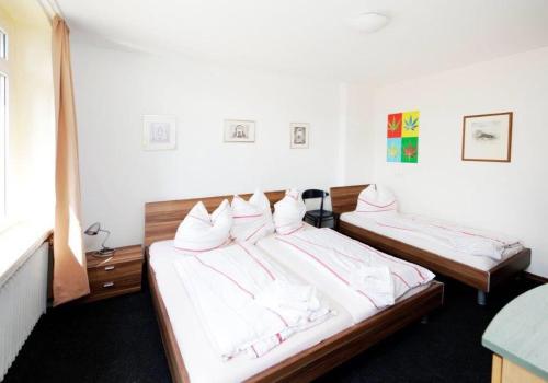 1 queen bed, 1 twin bed