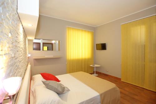 Deluxe Triple Room with Sea View image 7