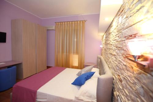 Deluxe Double Room with Extra Bed image 9