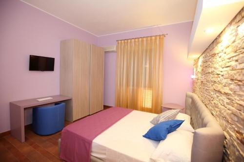 Deluxe Double Room with Extra Bed image 10