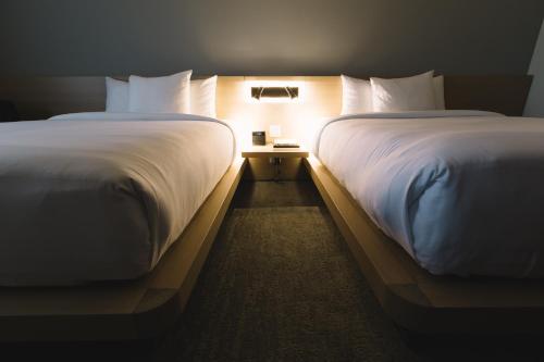 2 queen beds