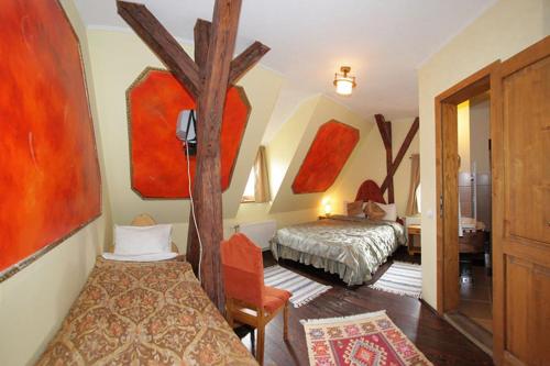 1 double bed, 1 twin bed