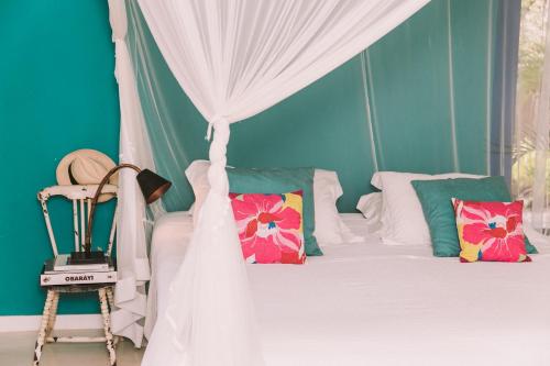 1 queen bed, 1 twin bed
