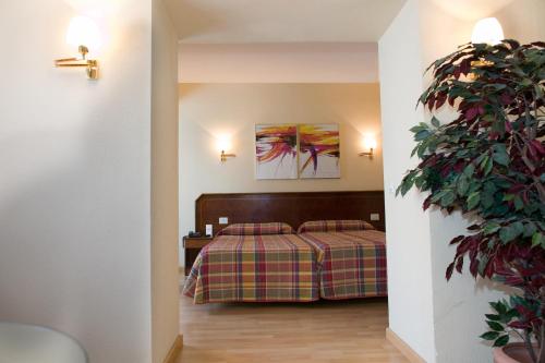 Hotel Unzaga Plaza The 3-star Hotel Unzaga Plaza offers comfort and convenience whether youre on business or holiday in Eibar. The hotel has everything you need for a comfortable stay. To be found at the hotel are free