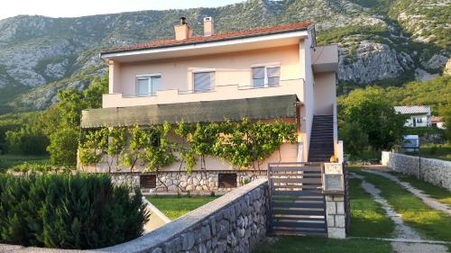  Holiday Home Zgombic, Pension in Drivenik