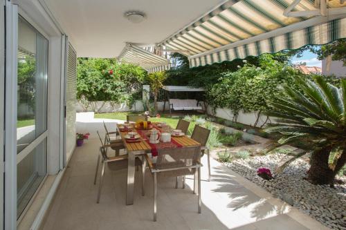 Deluxe apartment Lea with large garden in Split