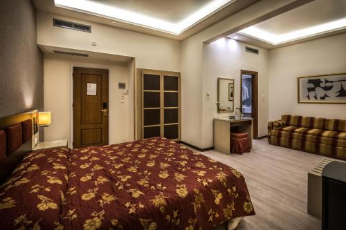 Rex Hotel - image 3