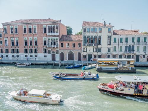 Luxury Apartment On Grand Canal by Wonderful Italy