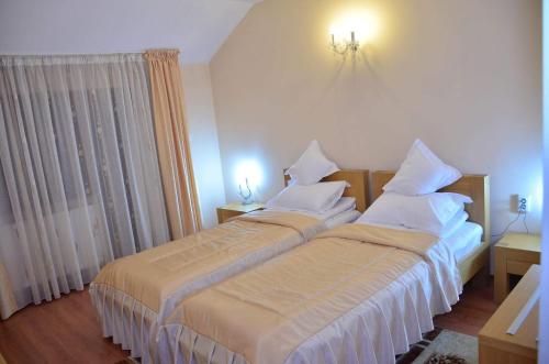 2 twin beds