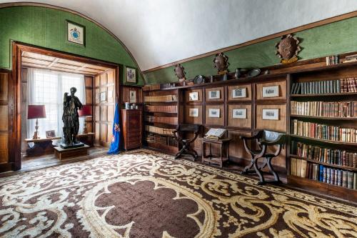 Castello Di Compiano Hotel Relais Museum