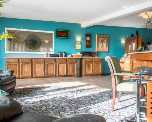 Regency Inn and Suites - image 5