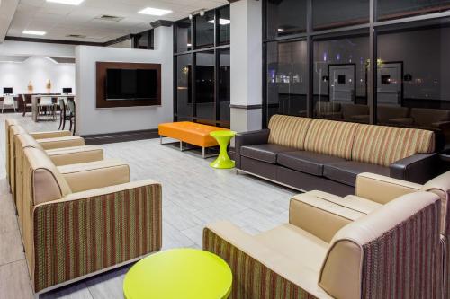 Lobby, Days Inn & Suites by Wyndham Orlando Airport in Orlando (FL)