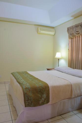 Deluxe Room image 3
