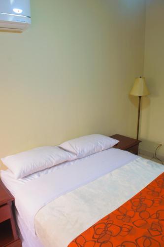 Standard Double Room with Shared Bathroom image 2